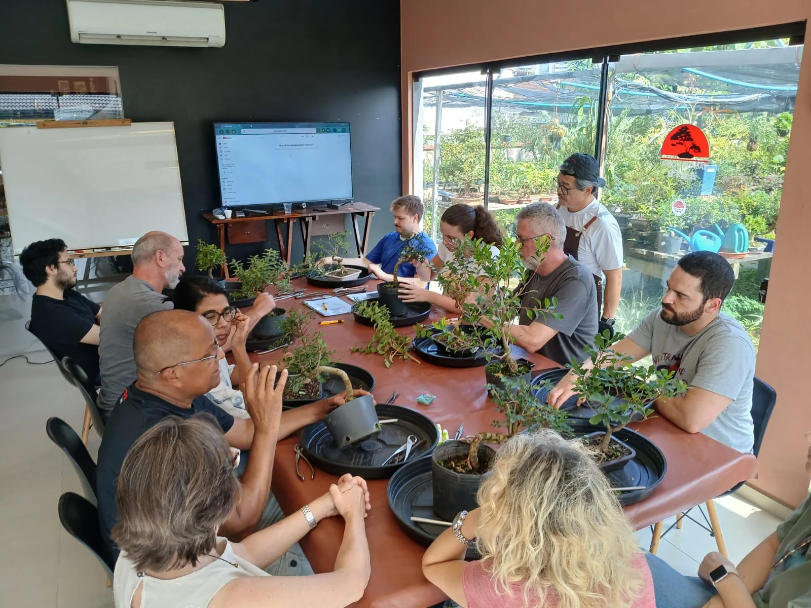 Turma em atividade no curso básico da Nipon Bonsai